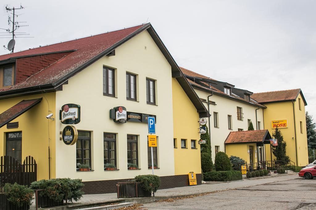 Hotel Rose Břeclav Buitenkant foto